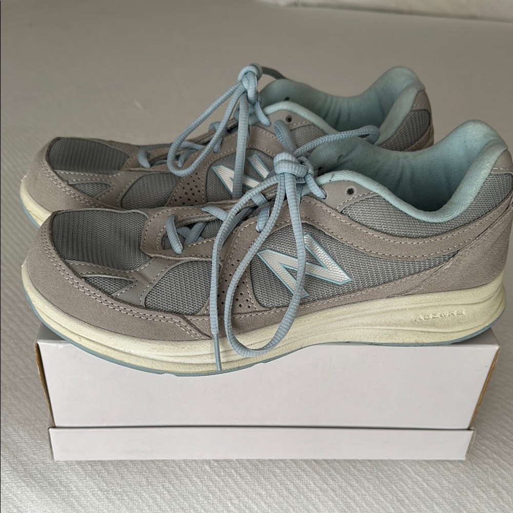 New Balance 9.5 Women's Gray and Blue Athletic Shoes